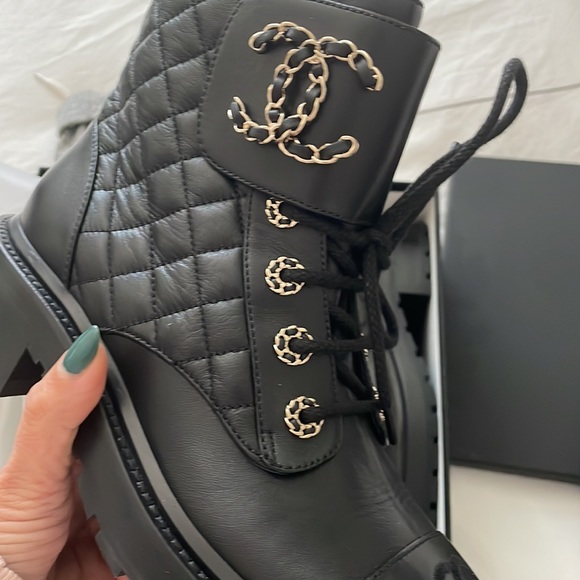 Chanel ankle combat boots in leather - Picture 3 of 6